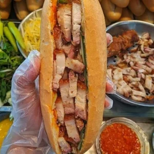 Bánh Mì Heo Quay Giòn Rụm
